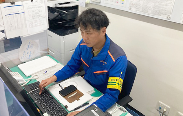 オフィスで働いている様子