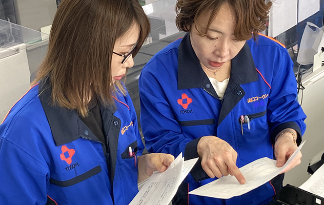 オフィスで働いている様子